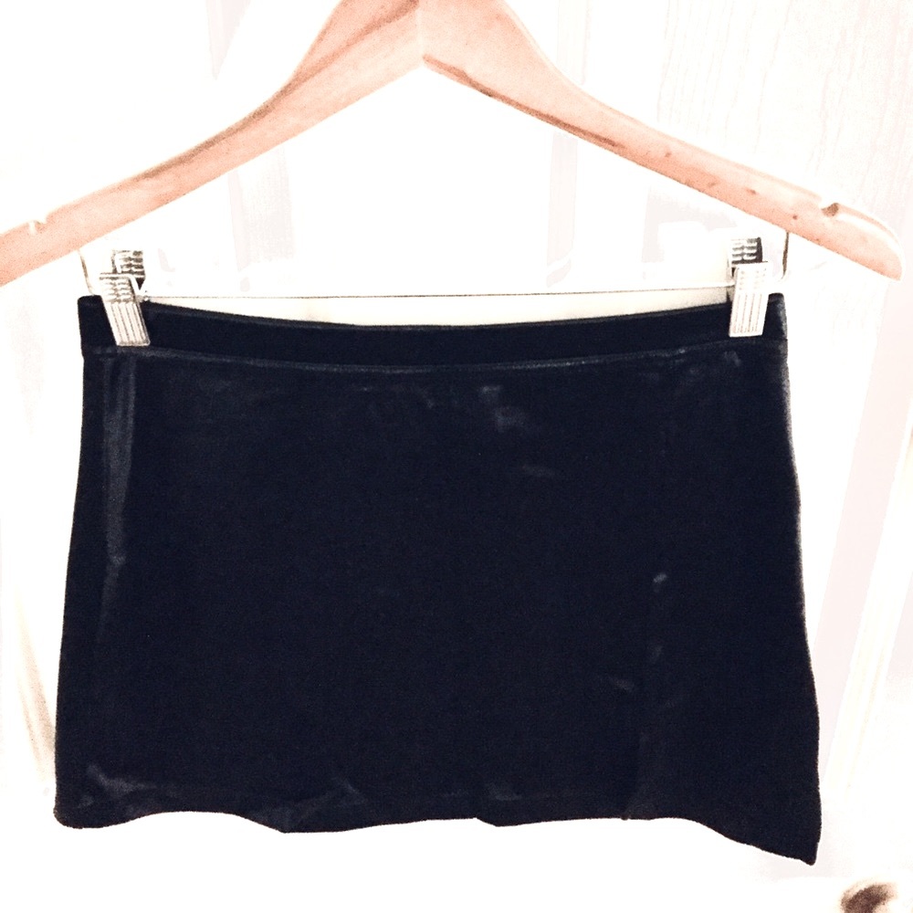🖤 Essential Black mini skirt nylon stretch material